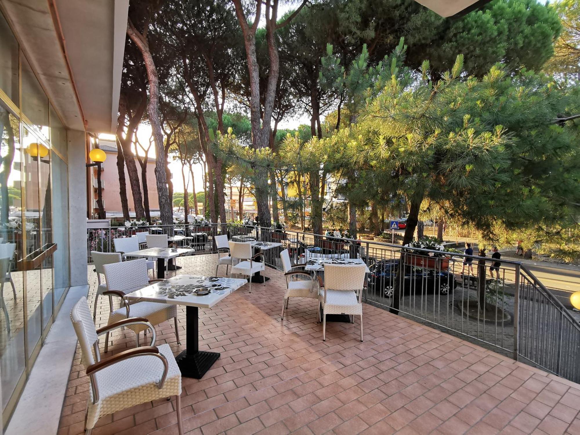 Hotel Pine Beach Rosolina Mare Exterior photo